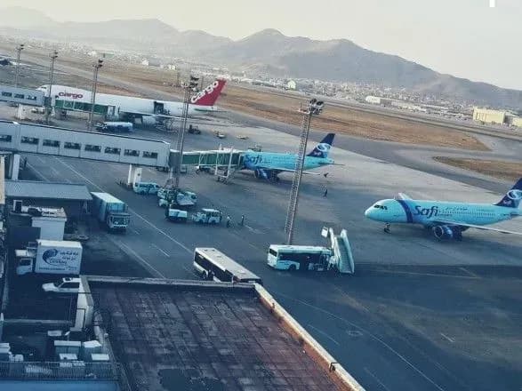 afp-amerikanski-viyskovi-strilyayut-u-povitrya-v-aeroportu-kabula