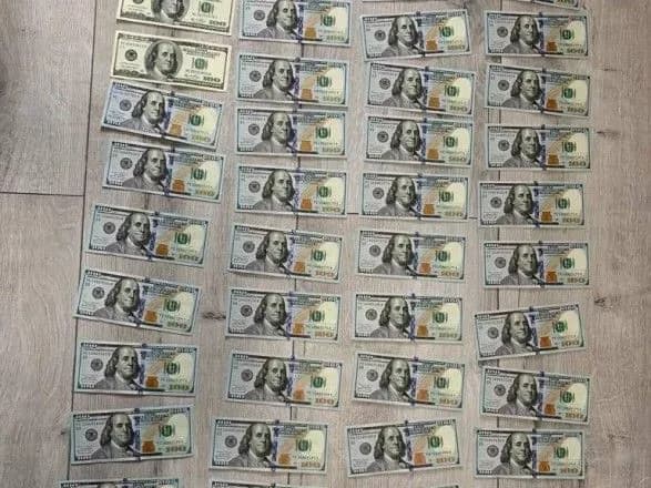 u-kiyevi-dvoye-politseyskikh-vikrali-cholovika-i-vimagali-10-tisyach-dolariv