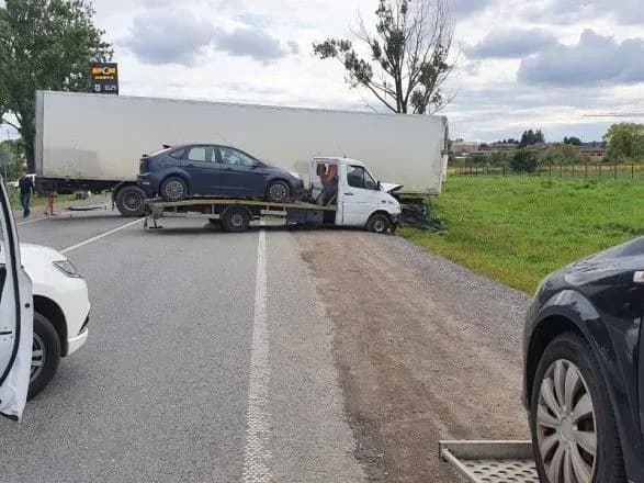 masshtabna-dtp-bilya-lvova-11-richna-divchinka-pomerla-vid-travm-chetvero-doroslikh-u-likarni