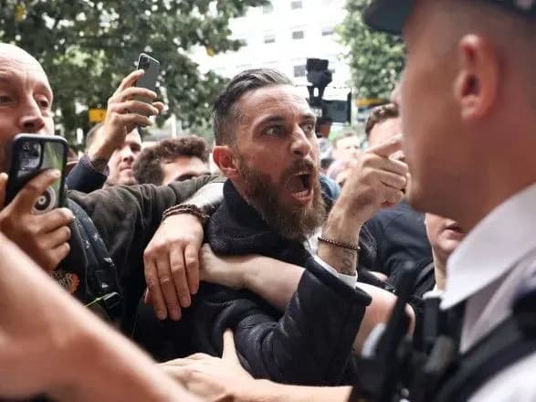 u-londoni-poraneno-pyat-politseyskikh-pislya-zavorushen-na-aktsiyi-protestu-proti-vaktsin