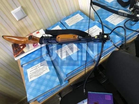 strilyanina-z-arbaleta-v-shkoli-politsiya-rozsliduye-spravu-yak-zamakh-na-vbivstvo