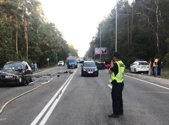 dtp-iz-8-avtomobilyami-na-stolichnomu-shose-vodiyu-povidomleno-pro-pidozru