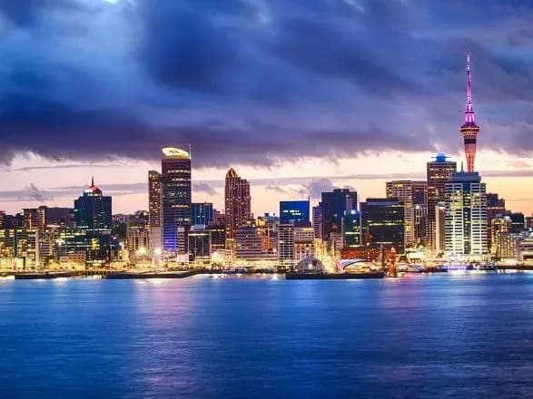 nova-zelandiya-prodovzhila-lokdaun-v-oklendi-cherez-spalakh-delti