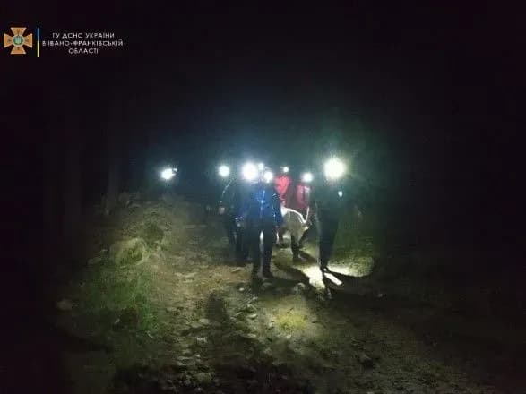 u-karpatakh-stavsya-vibukh-pislya-togo-yak-turisti-rozveli-bagattya-dvoye-zaginuli-4-travmovani