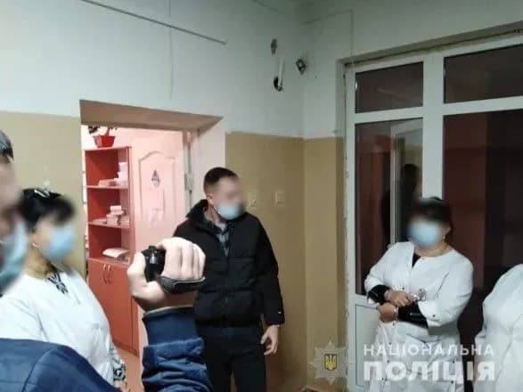 vaktsinatsiya-za-5-tis-grn-na-cherkaschini-simeyna-likarka-vigotovlyala-falshivi-covid-sertifikati