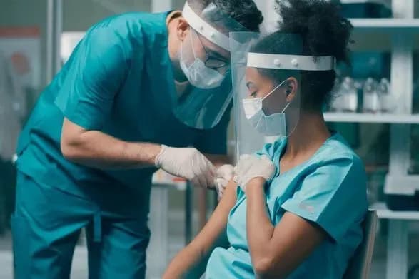 sotni-spivrobitnikiv-likaren-ssha-buli-zvilneni-cherez-vidmovu-vid-vaktsinatsiyi-covid-19