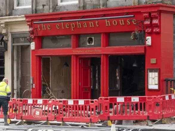 u-shotlandiyi-zgorilo-kafe-v-yakomu-rouling-napisala-pershu-knigu-pro-garri-pottera