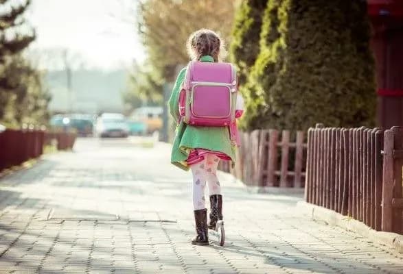 u-polschi-10-richna-divchinka-priyshla-v-shkolu-pyana-i-z-alkogolem-v-ryukzaku