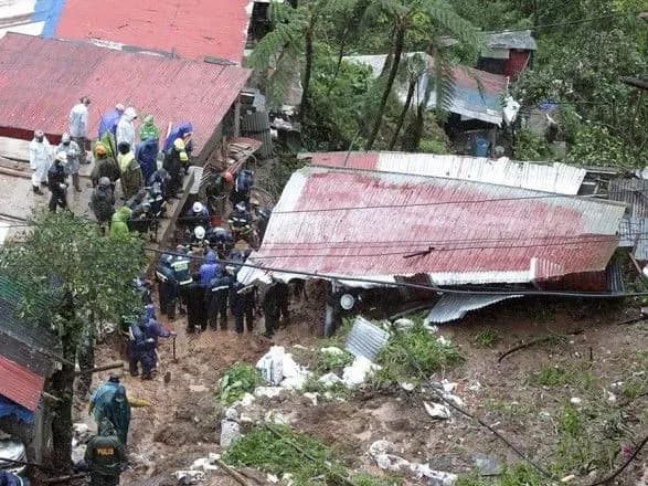 shtorm-kompasu-na-filippinakh-kilkist-zhertv-zrosla-do-30