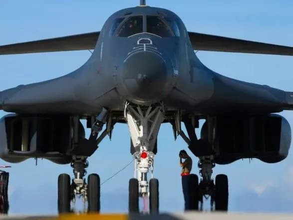 zmi-bombarduvalniki-vps-ssha-vidpratsovuyut-znischennya-rosiyskikh-korabliv