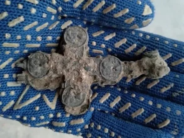 u-sofiyi-kiyivskiy-arkheologi-znayshli-unikalniy-khrest