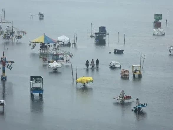 zlivi-v-indiyi-ta-na-shri-lantsi-zaginula-41-lyudina