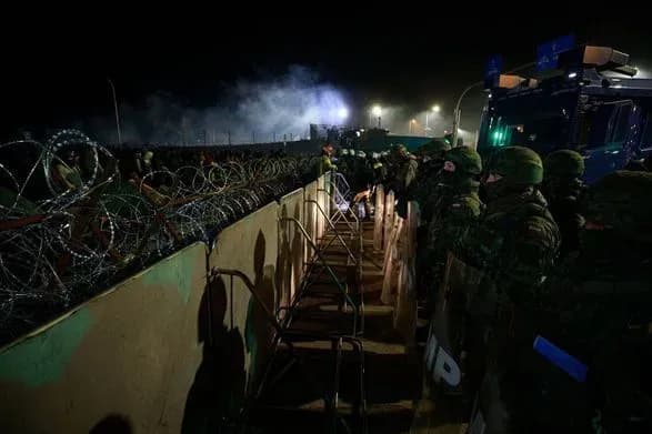 situatsiya-na-kordoni-polschi-ta-bilorusi-na-kpp-bruzgi-migranti-rozbili-noviy-nametoviy-tabir