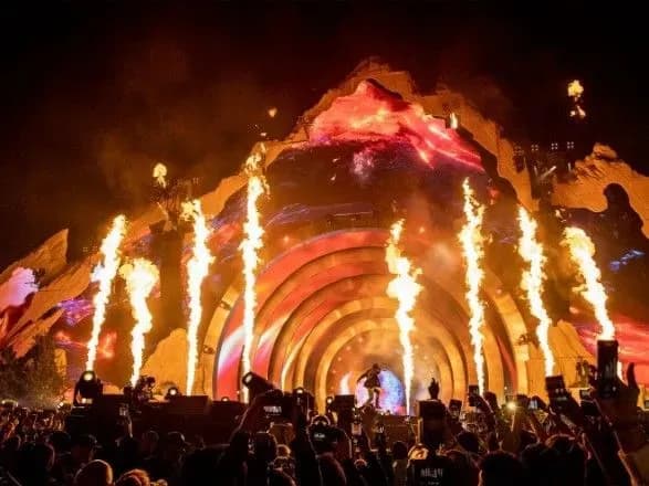 smertelna-tisnyava-na-festivali-astroworld-proti-trevisa-skotta-dreyka-apple-ta-organizatoriv-podali-pozov-na-750-mln-dolariv