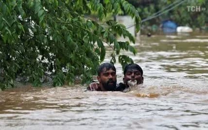 zhertvami-poveni-v-indiyi-stali-schonaymenshe-15-osib-ponad-100-znikli-bezvisti
