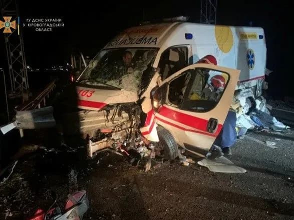 na-kirovogradschini-shvidka-vletila-u-vidbiynik-vodiya-zatislo-u-kabini