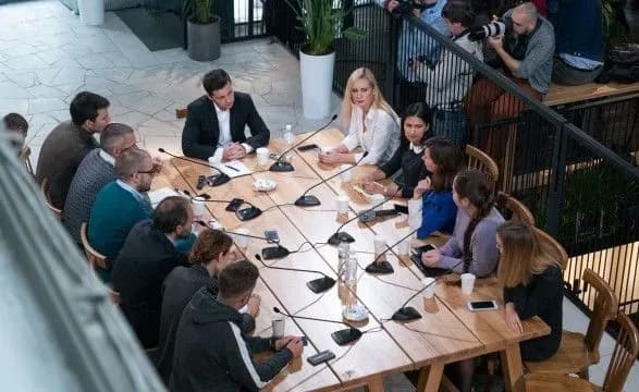 zelenskiy-zavtra-provede-presmarafon-vkhid-za-zaproshennyami