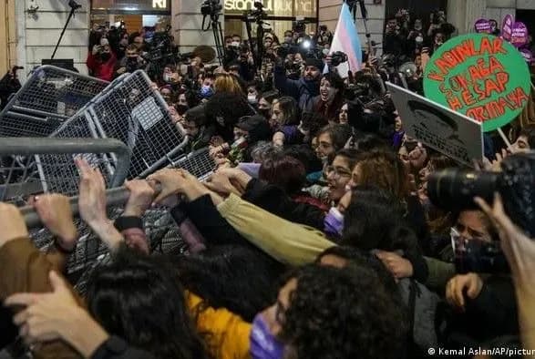 turetska-politsiya-zastosuvala-slozoginniy-gaz-na-zhinochiy-aktsiyi-proti-nasilstva