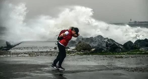 ekstremalniy-viter-v-stambuli-vbiv-schonaymenshe-chotirokh-lyudey-sche-troye-perebuvayut-v-kritichnomu-stani