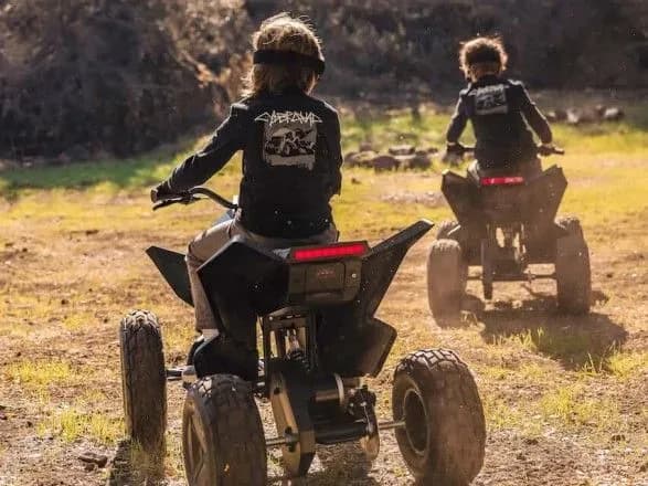 tesla-vipustila-kvadrotsikl-dlya-ditey