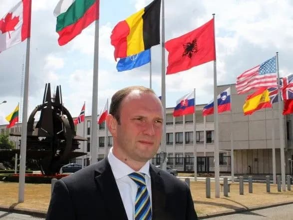 zastupnik-ministra-zakordonnikh-sprav-bozhok-podav-u-vidstavku