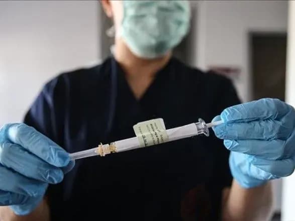 kanadski-likari-rekomenduyut-robiti-tretyu-dozu-vaktsini-vid-covid-19-vsim-komu-vzhe-za-50