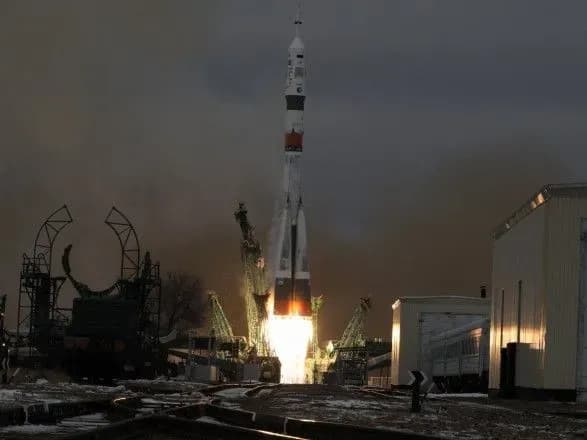raketa-soyuz-vidpravila-do-kosmosu-yaponskikh-turistiv