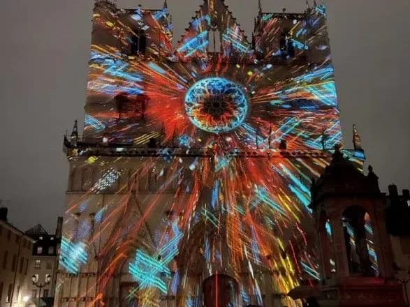 u-frantsuzkomu-lioni-rozpochavsya-festival-svitla