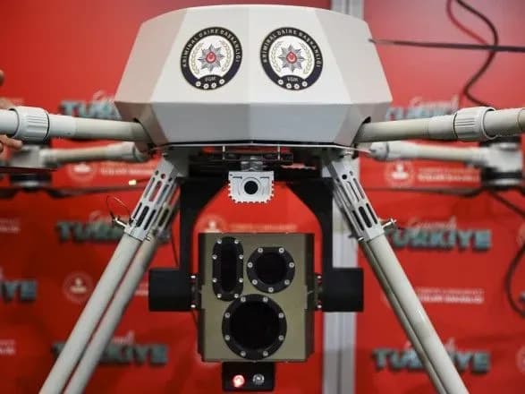 turechchina-prozvituvala-pro-viprobuvannya-pershogo-u-sviti-dronu-z-lazernoyu-zbroyeyu