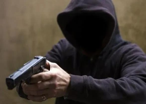 u-ssha-zhinka-khotila-naynyati-vbivtsyu-cherez-sayt-yakiy-viyavivsya-feykom-informatsiyu-pro-neyi-peredali-politsiyi