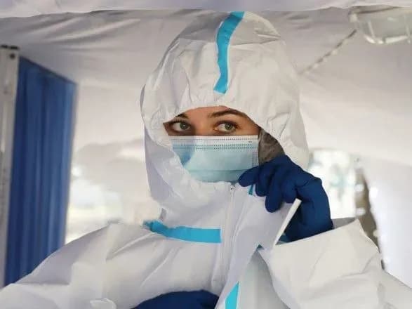 zakhvoryuvanist-na-covid-19-po-ukrayini-perevischeno-mayzhe-u-5-raziv-moz