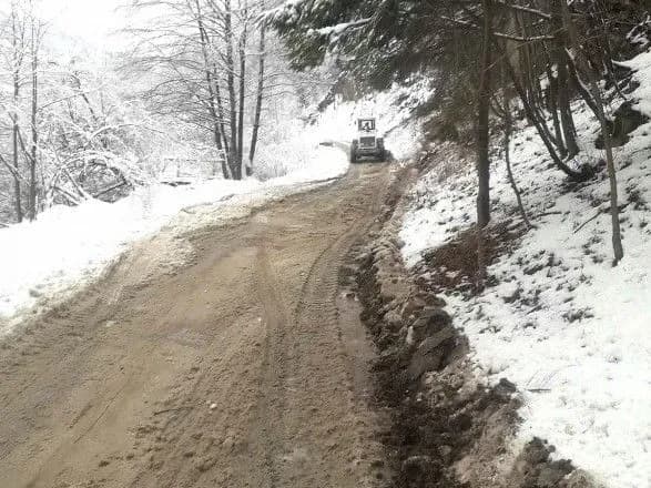 zsuv-gruntu-na-prikarpatti-rukh-na-dorozi-rozblokuvali