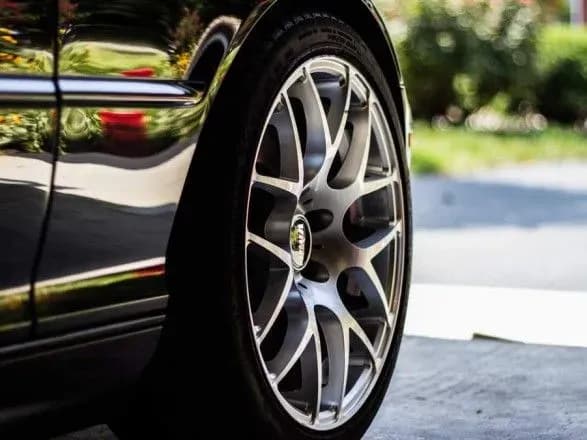 tesla-vipustila-onovlennya-dlya-svoyikh-elektromobiliv-sistema-spovischatime-pro-problemi-z-shinami