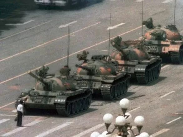 v-universitetakh-gonkonga-pochali-znositi-pamyatniki-zhertvam-protestiv-na-ploschi-tyananmen