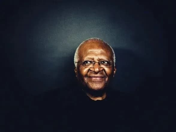 svyaschenik-yakiy-peremig-aparteyid-pomer-arkhiyepiskop-desmond-tutu