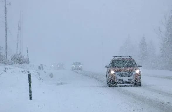 kaliforniya-ta-inshi-zakhidni-shtati-postrazhdali-vid-snigovoyi-buri-v-ssha