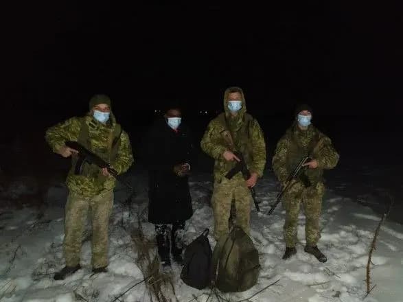 namagavsya-pereplisti-uzh-ukrayinski-prikordonniki-vryatuvali-nelegala-z-nigeriyi