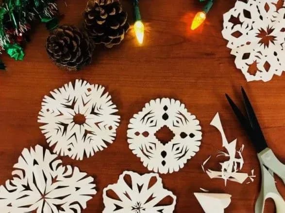 27-grudnya-vidznachayut-den-virizannya-snizhinok