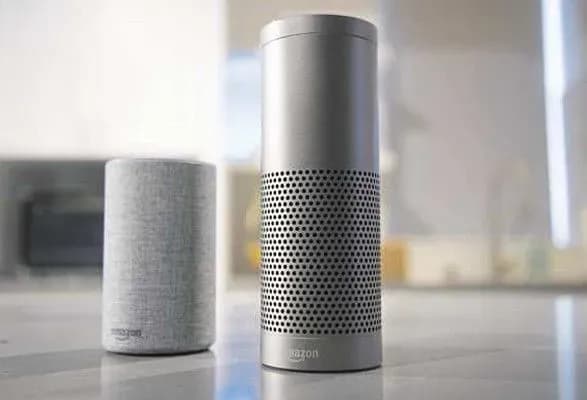 golosoviy-pomichnik-poprosiv-ditinu-dotorknutisya-do-shtekera-v-rozettsi-monetkoyu