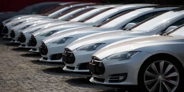 tesla-vidklikaye-475-tisyach-avtomobiliv-cherez-problemi-z-bezpekoyu-zadnogo-vidu
