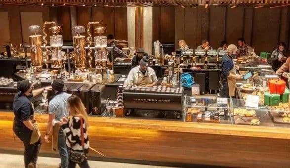 scheplennya-abo-test-starbucks-vvodit-vimogu-schodo-vaktsinatsiyi-dlya-personalu-v-ssha