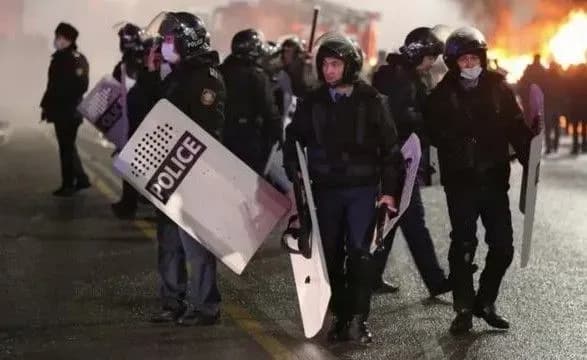 protesti-v-kazakhstani-politsiya-zayavila-pro-ponad-500-postrazhdalikh-sered-tsivilnikh-v-almati