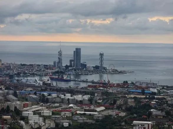 u-batumi-zhiteli-skarzhatsya-na-rizkiy-zapakh-gazu-prichinoyu-mig-stati-naftoviy-tanker-u-portu