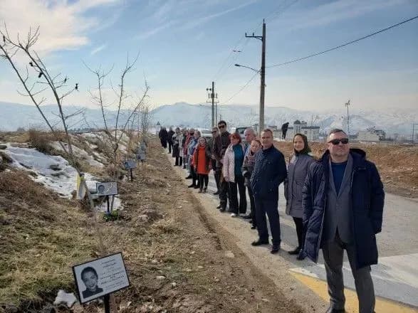 v-irani-ukrayinski-diplomati-vidkrili-aleyu-pamyati-zhertv-zbitogo-dva-roki-tomu-litaka-pid-tegeranom
