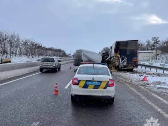 na-trasi-kiyiv-odesa-zishtovkhnulis-mikroavtobus-ta-vantazhivka-ye-poterpili