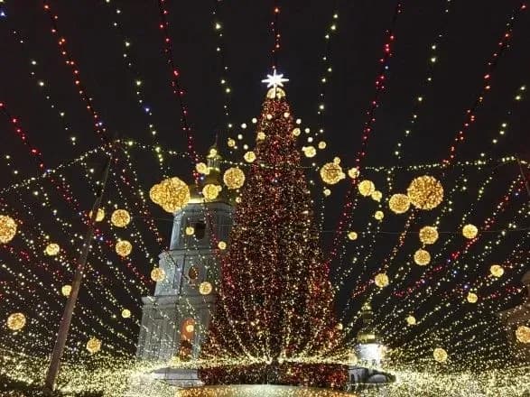 na-golovnu-yalinku-ukrayini-priyshli-podivitisya-ponad-chotiri-milyoni-lyudey