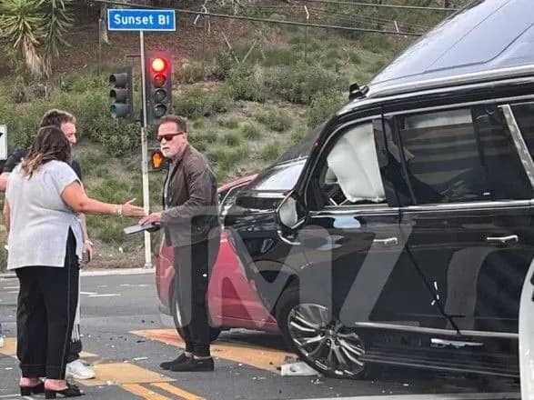 proyikhav-na-chervone-svitlo-arnold-shvartsenegger-potrapiv-u-dtp-ye-postrazhdali