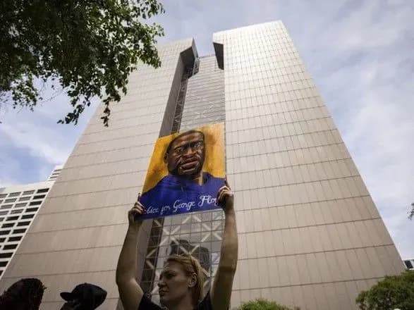 u-ssha-kolishnikh-politseyskikh-zvinuvatili-u-perevischenni-povnovazhen-ta-porushenni-prav-dzhordzha-floyda