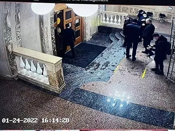 zapiznivsya-a-potim-pishov-ne-dochekavshis-slidchogo-u-dbr-rozpovili-yak-poroshenko-pribuv-za-viklikom