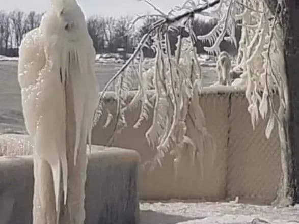 u-kanadi-pomitili-motoroshni-lodovi-figuri